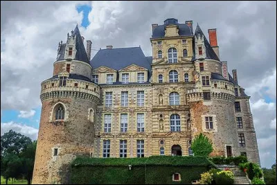 Quel est ce ch&acirc;teau qui comporte jusqu'&agrave; sept &eacute;tages ?