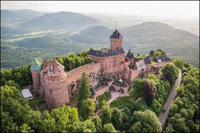 Quel est ce ch&acirc;teau situ&eacute; sur le haut d'une montagne ?