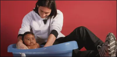 Qui est ce joueur qui fait prendre un bain &agrave; Lamine ?