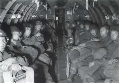 Combien de parachutistes am&eacute;ricains et britanniques ont &eacute;t&eacute; largu&eacute;s dans la nuit du 5 au 6 juin derri&egrave;re les lignes ennemies pour s&eacute;curiser les routes et les ponts ?