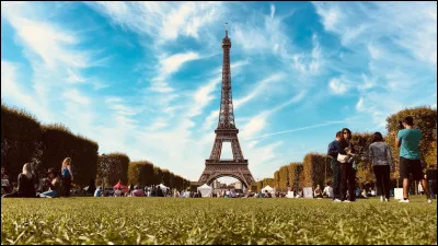 En quelle ann&eacute;e la tour Eiffel a-t-elle &eacute;t&eacute; inaugur&eacute;e &agrave; Paris ?