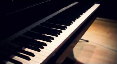 Quel instrument de musique poss&egrave;de exactement 88 touches noires et blanches ?