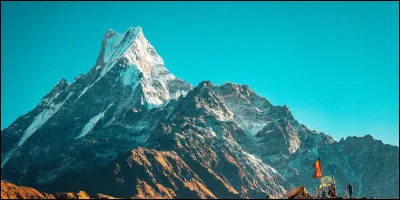 Quel est le nom du plus haut sommet du monde, situ&eacute; dans la cha&icirc;ne de l'Himalaya ?