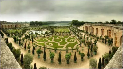 Quel &eacute;l&eacute;ment de la mode &agrave; Versailles sert de langage social, indiquant le rang et la richesse ?