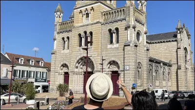 Quelle arme redoutable a &eacute;t&eacute; interdite par l'&Eacute;glise en 1139, car elle &eacute;tait jug&eacute;e trop meurtri&egrave;re entre chr&eacute;tiens ?