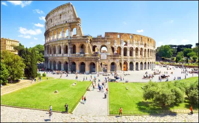Mon guide m'a dit : le Colis&eacute;e est l'une des plus grandes &oelig;uvres de l'architecture et de l'ing&eacute;nierie romaines. D'accord, mais... il en manque un bout quand m&ecirc;me. O&ugrave; suis-je ?