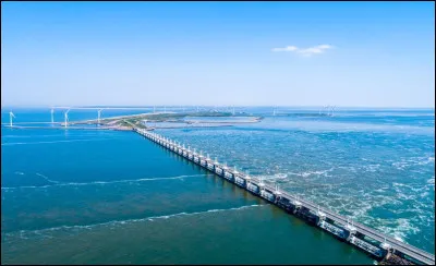 Plan Delta activ&eacute;. Je visite aujourd'hui le plus grand ouvrage de d&eacute;fense contre les eaux au monde con&ccedil;u apr&egrave;s des inondations tragiques en 1953. O&ugrave; suis-je ?