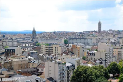 Quelle ville fran&ccedil;aise poss&egrave;de une renomm&eacute;e mondiale pour sa production de porcelaine et de c&eacute;ramique ?