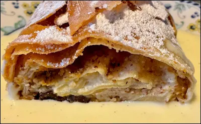 Quel est le dessert autrichien traditionnel compos&eacute; d'une p&acirc;te fine enroul&eacute;e autour d'une garniture aux pommes et aux raisins ?