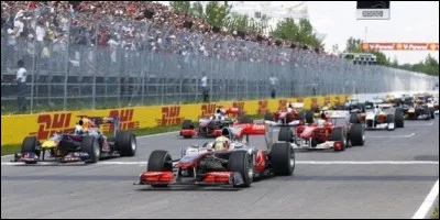 Jenson Button a remport&eacute; le Grand Prix du Canada 2011 apr&egrave;s une course comptant deux interruptions au drapeau rouge.