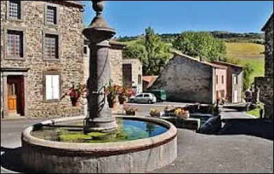 Nous d&eacute;marrons cette balade devant la fontaine et le lavoir de Cl&eacute;mensat. Village de l'arrondissement d'Issoire, en Auvergne-Rh&ocirc;ne-Alpes, il se situe dans le d&eacute;partement ...