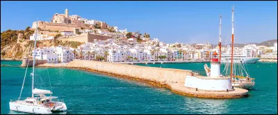 Quelle &icirc;le de l'archipel des Bal&eacute;ares est mondialement connue pour sa vie nocturne, ses discoth&egrave;ques et ses plages de sable fin ?