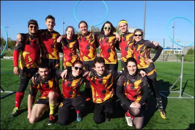 Qui est au milieu du premier rang sur les photos d&rsquo;&eacute;quipe de quidditch ?