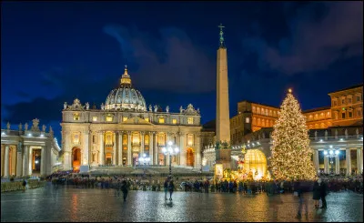 Quel petit &Eacute;tat enclav&eacute; au c&oelig;ur de la ville de Rome est le centre de l'&Eacute;glise catholique et le lieu de r&eacute;sidence du Pape ?