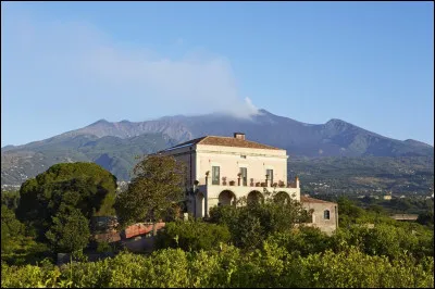 Quelle &icirc;le italienne, la plus grande de la mer M&eacute;diterran&eacute;e, a pour capitale Palerme ?