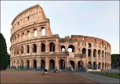 Quel monument embl&eacute;matique de Rome &eacute;tait le plus grand amphith&eacute;&acirc;tre de l'Empire romain, utilis&eacute; pour les combats de gladiateurs ?