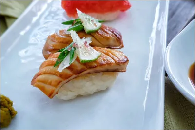 Quel plat traditionnel japonais consiste en une boule de riz vinaigr&eacute; surmont&eacute;e d'une tranche de poisson cru ?