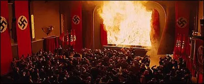 Cette sc&egrave;ne finale d'un cin&eacute;ma qui prend feu se trouve dans le film...