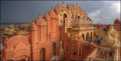 Dans quel pays se situe la ville de Jaipur ?