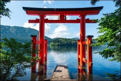 Quelle est la couleur du disque figurant au centre du drapeau japonais ?