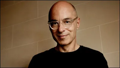 Qui est cet &eacute;crivain, auteur du roman ''Les Fourmis'' ?