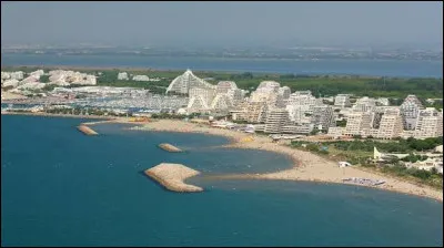 Comment s'appelle cette c&eacute;l&egrave;bre station baln&eacute;aire cr&eacute;&eacute;e ex nihilo en 1965 et qui accueille environ 120 000 touristes par an ?