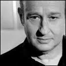 Qui est ce chanteur qui nous conte ' Les vacances au bord de la mer ' ?