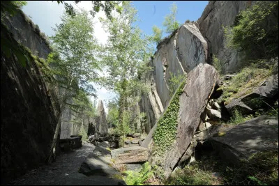 En France, quel monument historique a &eacute;t&eacute; restaur&eacute; avec l'ardoise de Travassac, en Corr&egrave;ze, pour sa toiture ?