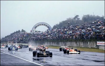 Le Grand Prix du Japon 1976 s'est d&eacute;roul&eacute; sous une pluie extr&ecirc;mement importante, et James Hunt y a remport&eacute; le titre mondial.