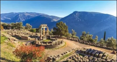 Quel site arch&eacute;ologique albanais, proche de la Gr&egrave;ce, est c&eacute;l&egrave;bre pour son th&eacute;&acirc;tre antique et ses ruines hell&eacute;nistiques ?
