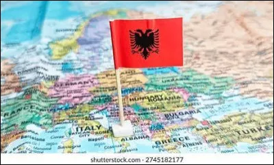 Quelle &icirc;le grecque, situ&eacute;e au nord de la mer Ionienne, est historiquement li&eacute;e aux &eacute;changes avec des ports albanais ?
