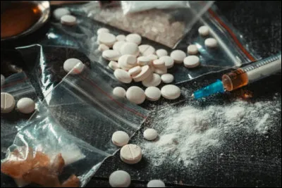 Quel psychotrope dissociatif bloque les r&eacute;cepteurs NMDA du glutamate ?