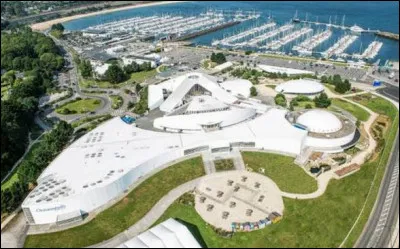 O&ugrave; peut-on d&eacute;couvrir le grand aquarium "Oc&eacute;anopolis" consacr&eacute; aux mers bretonnes ?