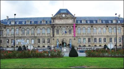 Dans quelle ville des Hauts-de-Seine peut-on visiter la manufacture nationale de la porcelaine ?