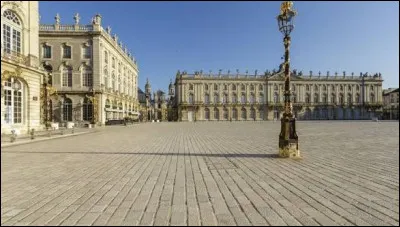 De quelle ville la place Stanislas fait-elle sa fiert&eacute; ?