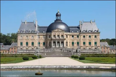 Quel est ce ch&acirc;teau d'&Icirc;le-de-France connu pour des f&ecirc;tes luxueuses ?