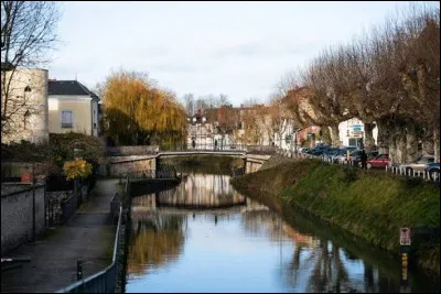 Dans quelle ville du Loiret peut-on longer le canal de Briare en d&eacute;gustant quelques pralines et franchir plus de cent ponts ?