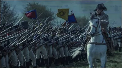 Quel membre de la famille Bonaparte Napol&eacute;on place-t-il sur le tr&ocirc;ne d'Espagne, provoquant une guerre longue et co&ucirc;teuse ?