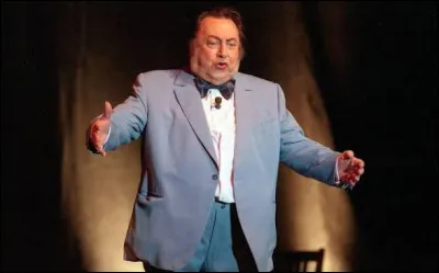 Quel est cet artiste comique, homme de monologues qui maniait avec talent la langue fran&ccedil;aise et usait des gags et des calembours ?