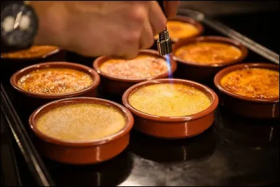 Quel ph&eacute;nom&egrave;ne chimique se produit principalement lors de la caram&eacute;lisation du sucre de la cr&egrave;me br&ucirc;l&eacute;e ?