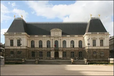 Quel monument rennais a &eacute;t&eacute; construit au XVIIe si&egrave;cle et est aujourd&rsquo;hui un symbole majeur du patrimoine judiciaire et politique breton ?