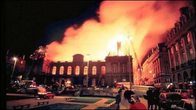 Quel &eacute;v&eacute;nement majeur a d&eacute;truit une partie importante du centre historique de Rennes en 1720 ?