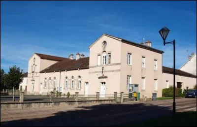 Petit village de 83 habitants, dans l'arrondissement de Beaune, Rouvres-sous-Meilly se situe dans le d&eacute;partement ...