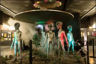 Avide de myst&egrave;res, vous pouvez visiter l&rsquo;International UFO Museum and Research Center (&laquo; Mus&eacute;e international des OVNI &raquo;). Dans quelle ville am&eacute;ricaine pr&eacute;destin&eacute;e celui-ci est-il install&eacute; ?