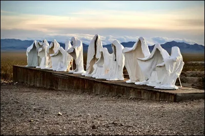 Pr&egrave;s de la Vall&eacute;e de la Mort, dans quel pays peut-on d&eacute;couvrir, en plein air et gratuitement, les monumentales sculptures du Goldwell Open Air Museum, accessible 24 heures sur 24 ?