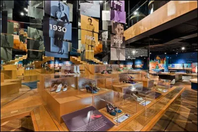 Situ&eacute; &agrave; Toronto, au Canada, &agrave; travers quel accessoire le Bata Shoe Museum propose-t-il de retracer 4 500 ans d&rsquo;histoire, de culture et de mode ?