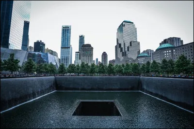 Quel lieu est devenu le principal site comm&eacute;moratif &agrave; l'emplacement du World Trade Center ?