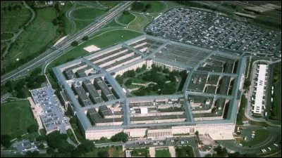 Quel b&acirc;timent militaire am&eacute;ricain a &eacute;t&eacute; frapp&eacute; par un avion ?