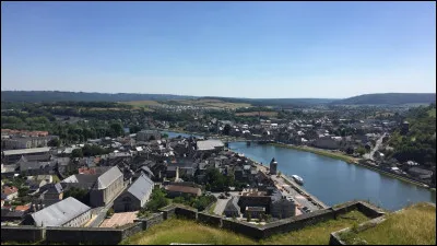 Quelle est cette ville de 6 300 habitants, situ&eacute;e sur la Meuse, derni&egrave;re ville fran&ccedil;aise avant la Belgique ?
