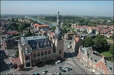Quelle est cette ville de 12 700 habitants, situ&eacute;e au nord-ouest de Lille, limitrophe de la ville belge homonyme dont elle est s&eacute;par&eacute;e par la Lys ?